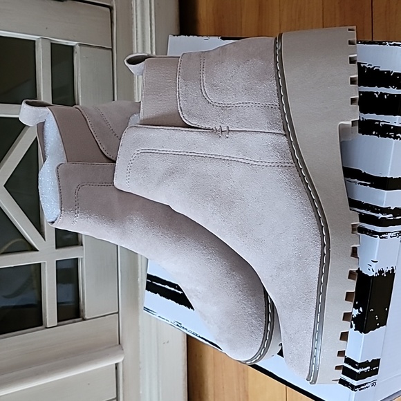 Dolce Vita Lug Sole Chelsea Boot, New In Box, Size 9.5 Color: Camel - Picture 12 of 15